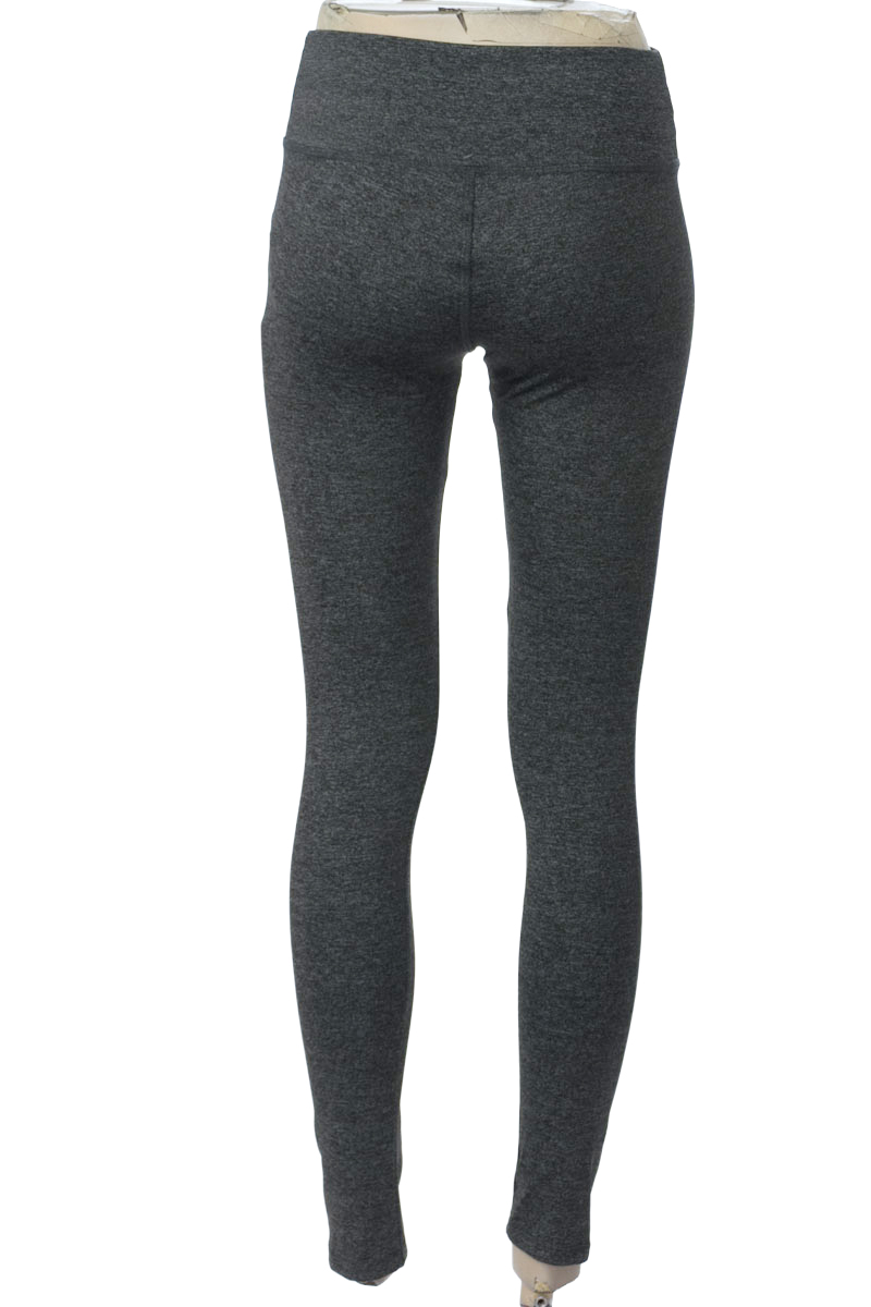 Ropa Deportiva / Salida de Baño color Gris - Closeando