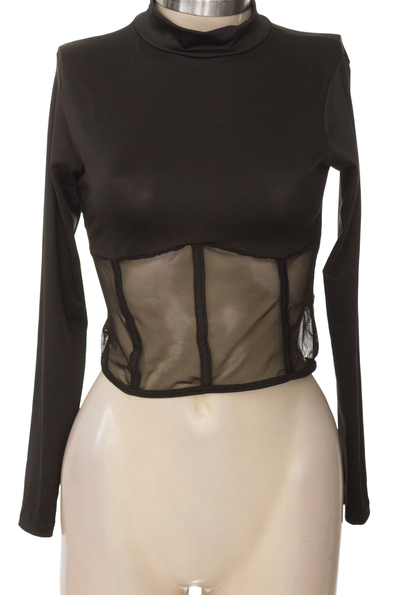 Top / Camiseta color Negro - Closeando