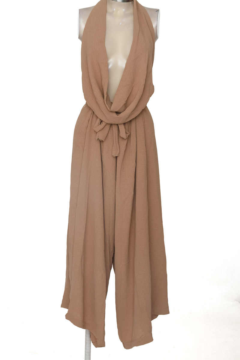 Vestido / Enterizo color Beige - Closeando