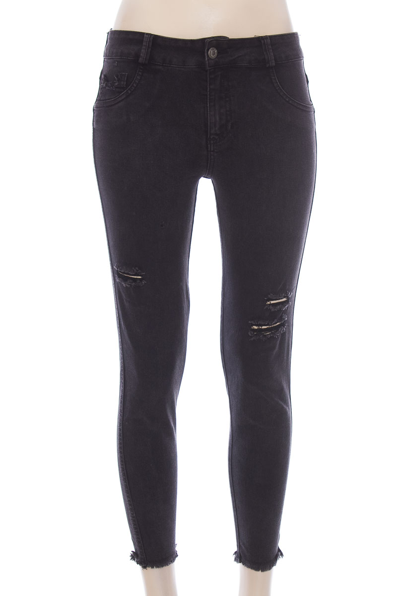 Pantalón color Negro YOYO Closeando