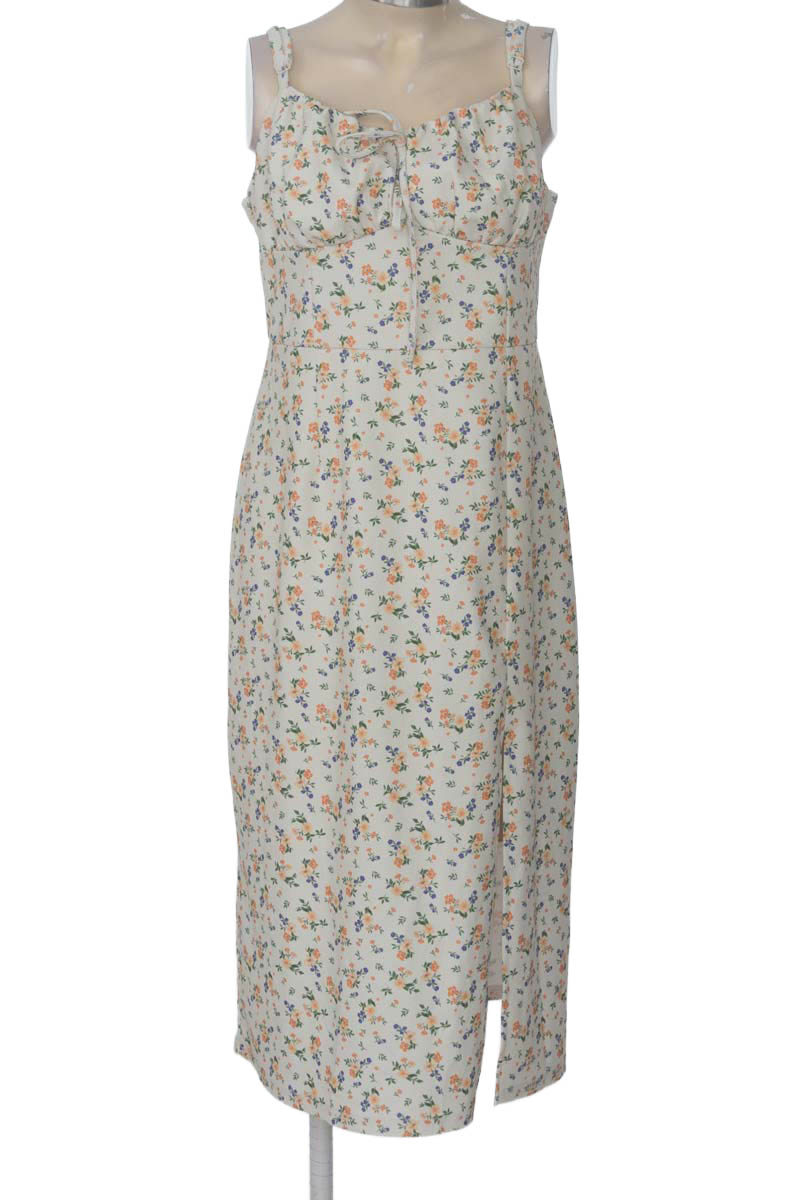 Vestido / Enterizo color Beige - Closeando