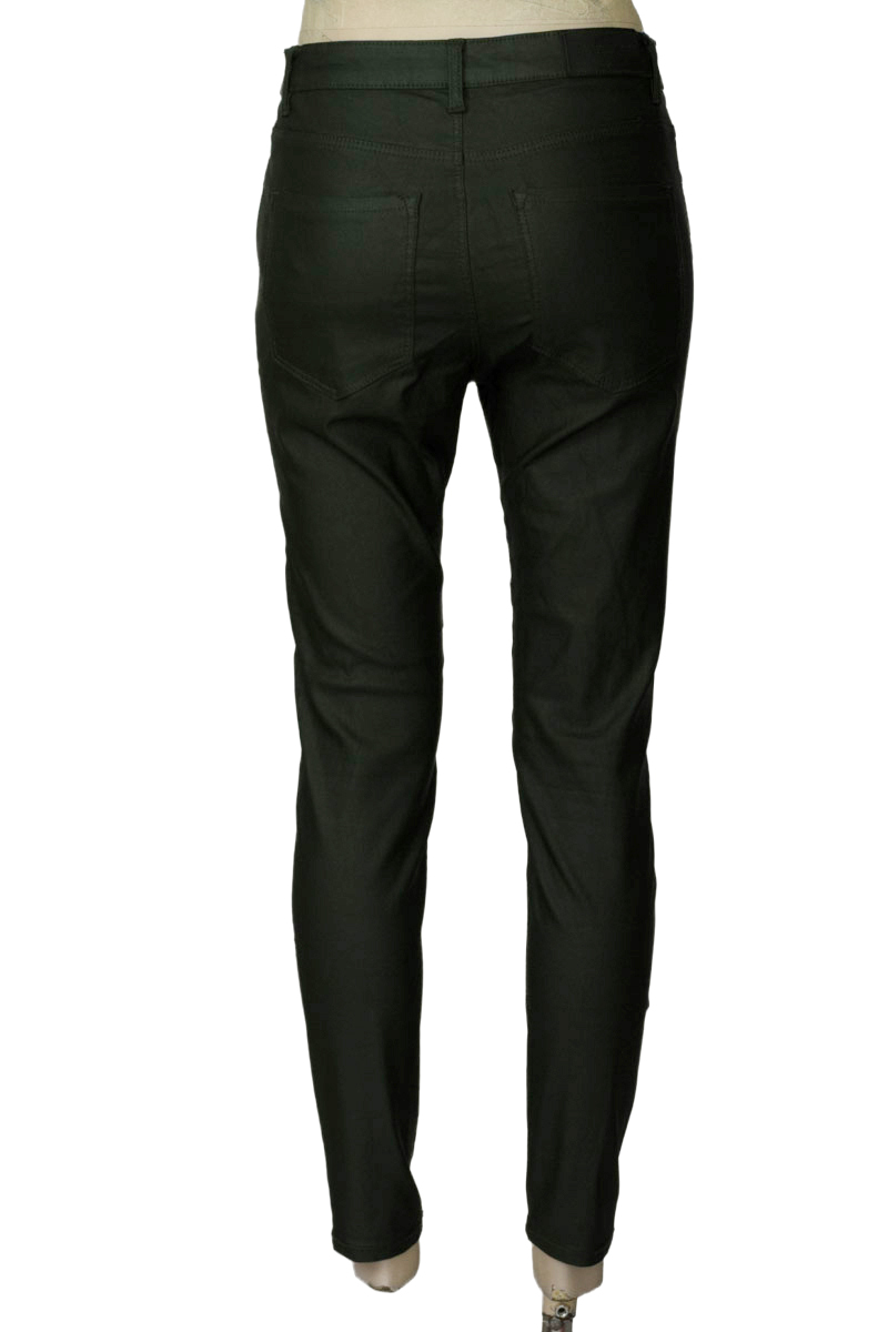 Pantalones color Verde - Stradivarius