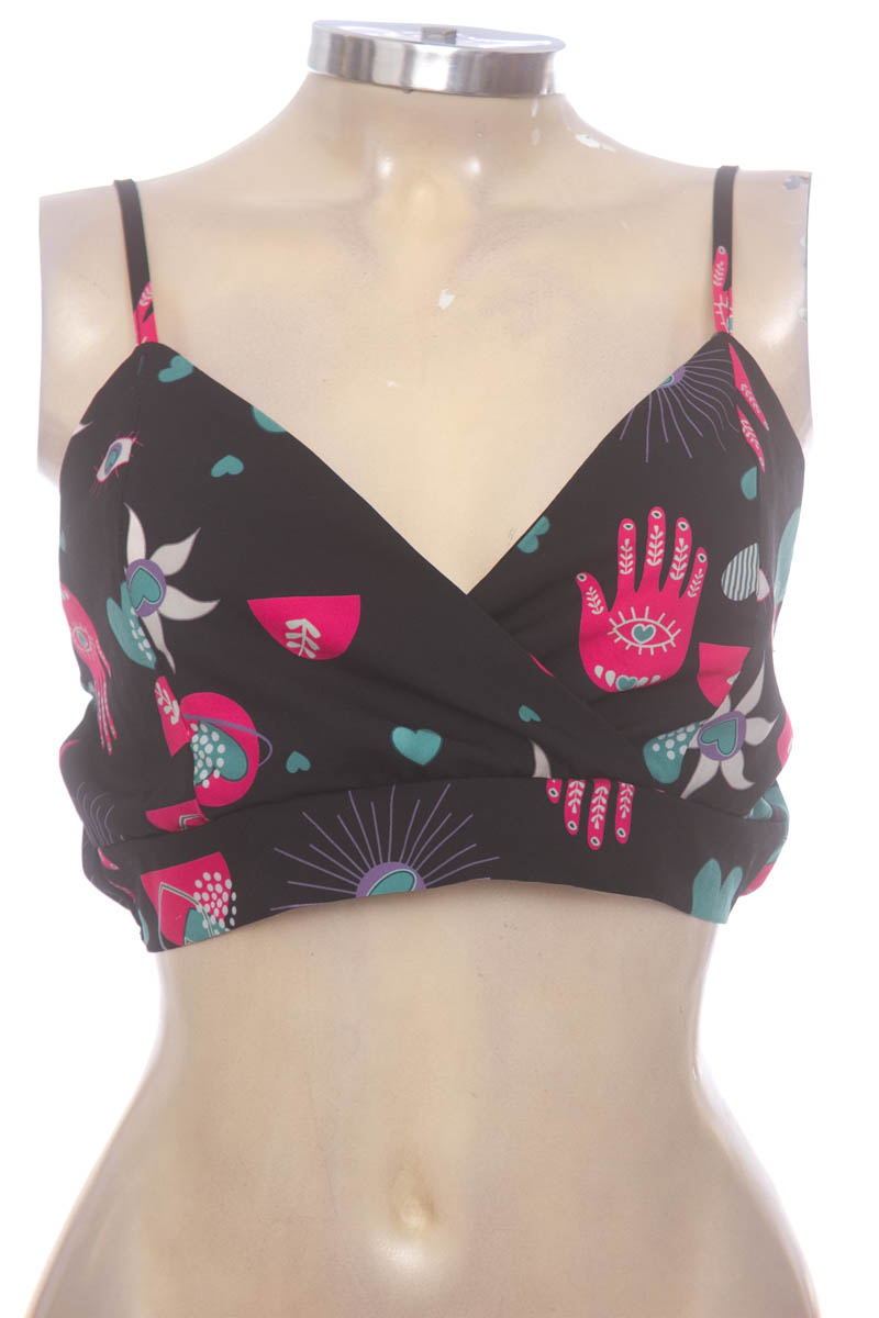 Top / Camiseta color Negro - Closeando