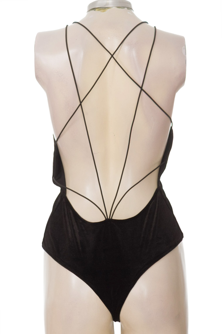 Top / Camiseta color Negro - TOBI