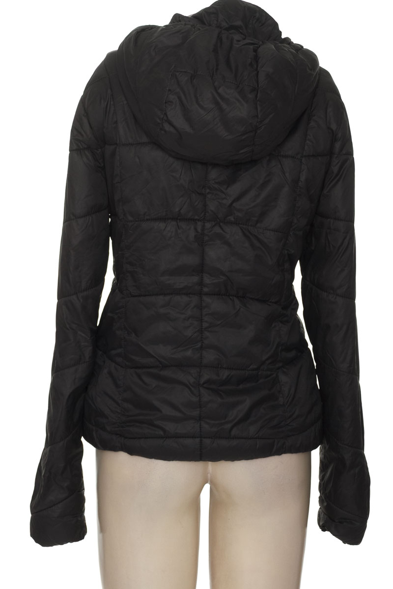 Chaqueta / Abrigo color Negro - Bershka