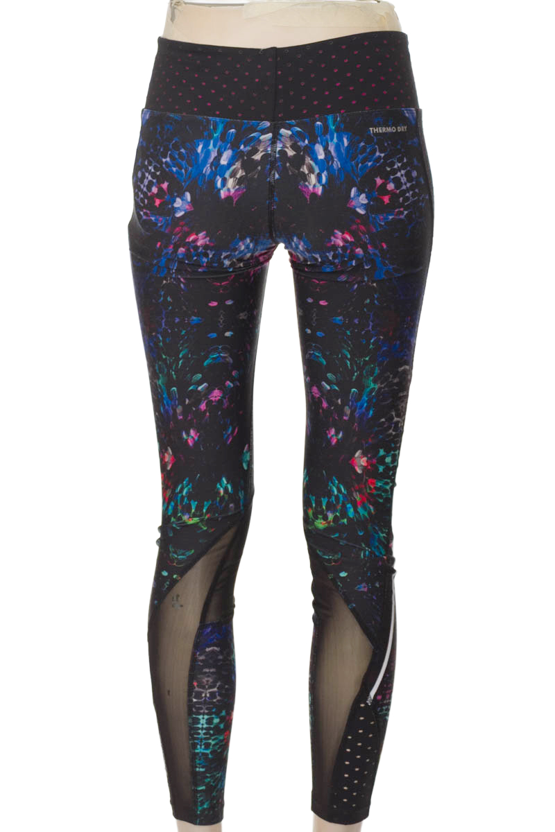 Ropa Deportiva / Salida de Baño color Negro - Closeando