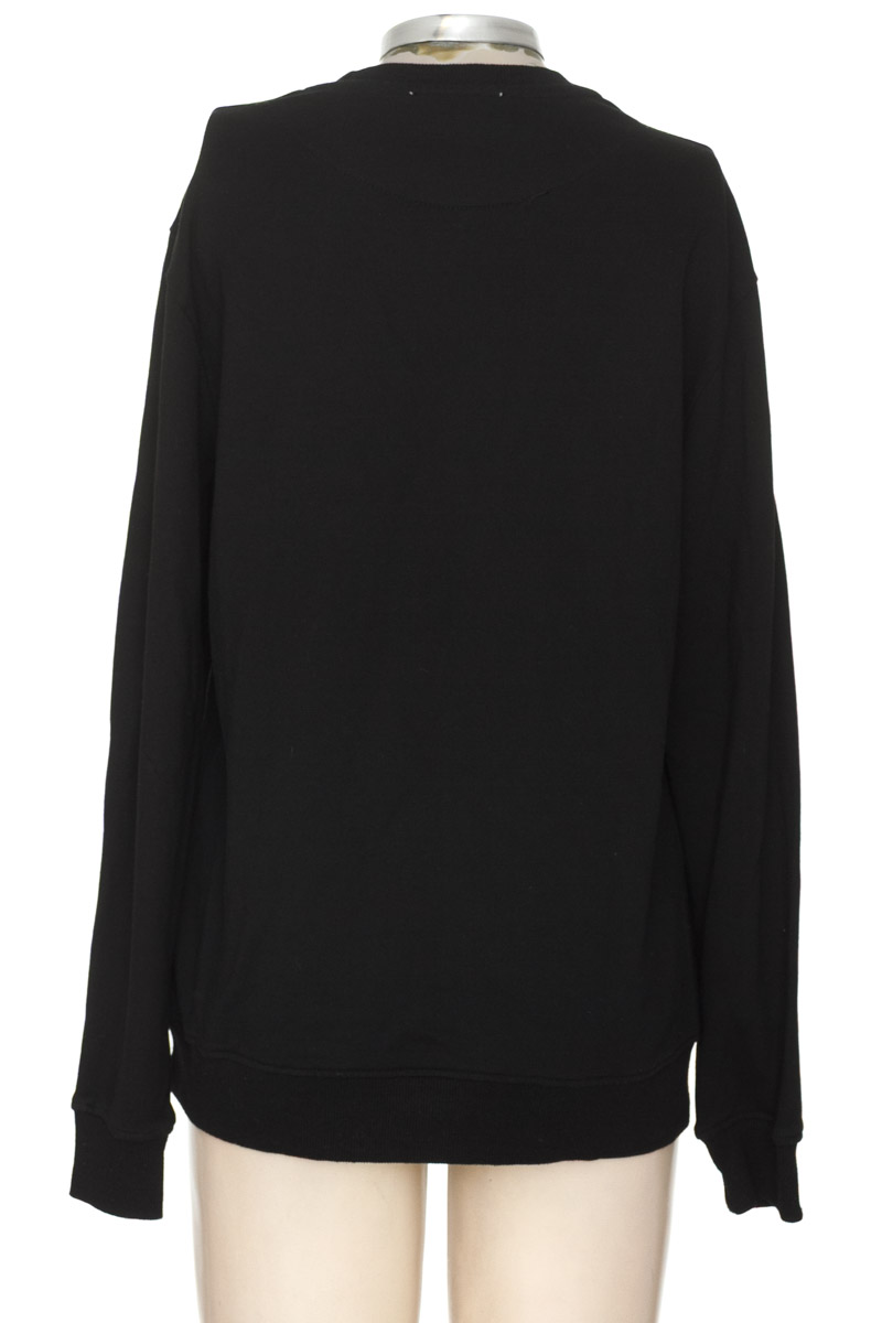 Sweater color Negro - Closeando