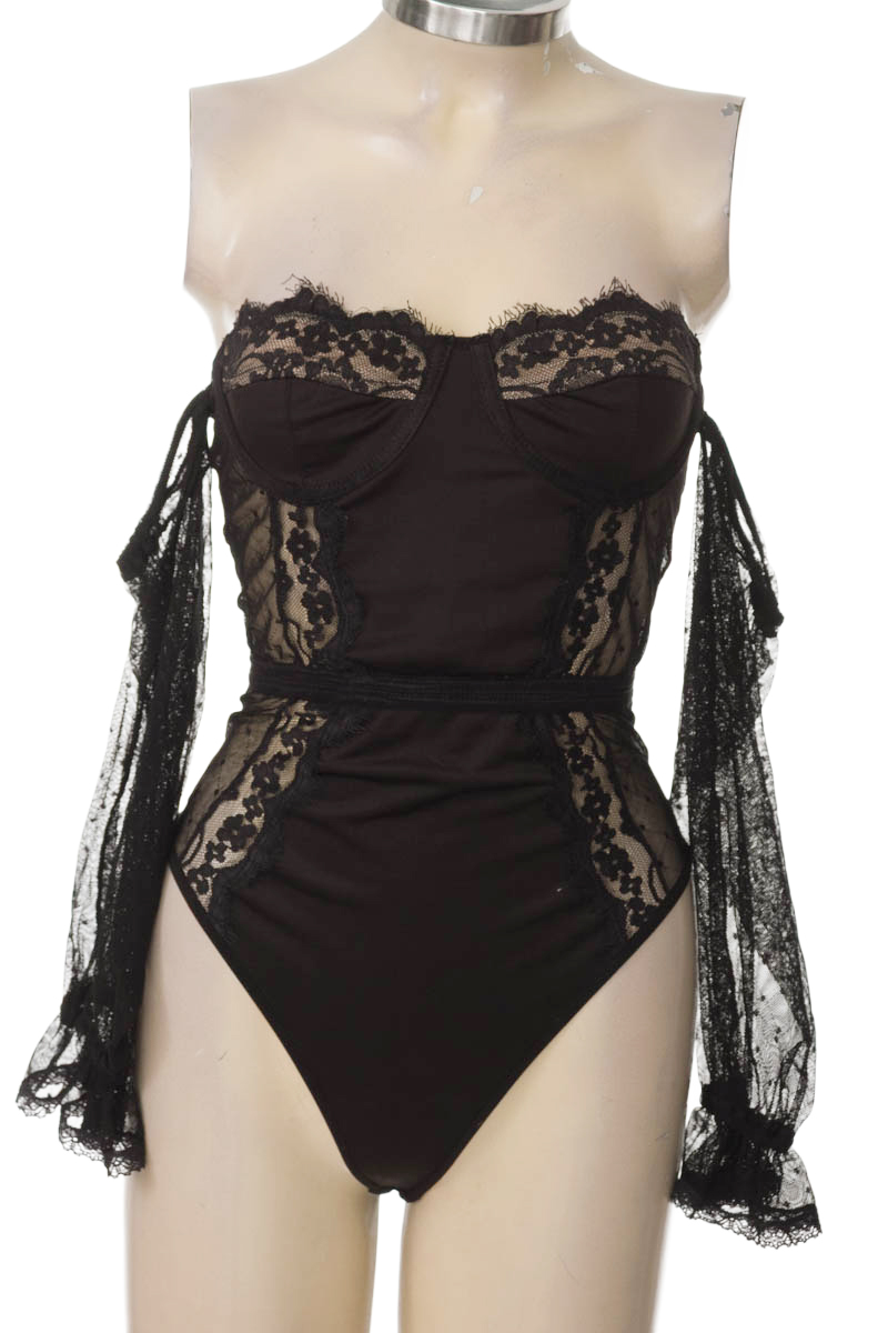 Top / Camiseta color Negro - Closeando