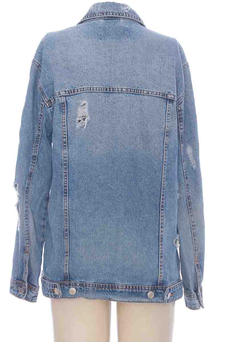 Chaqueta / Abrigo color Azul Stradivarius Closeando