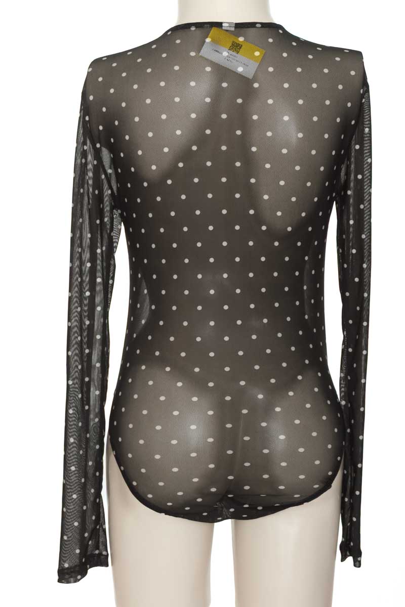Top / Camiseta color Negro - Closeando