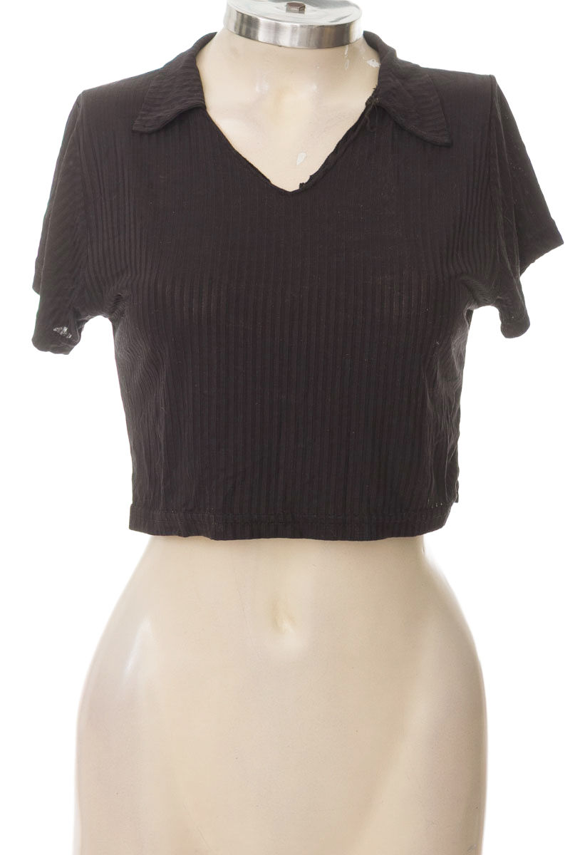 Top / Camiseta color Negro - Closeando