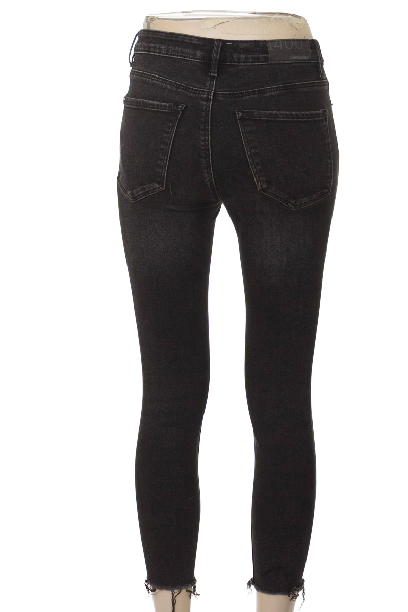 Pantalones color Negro - Stradivarius