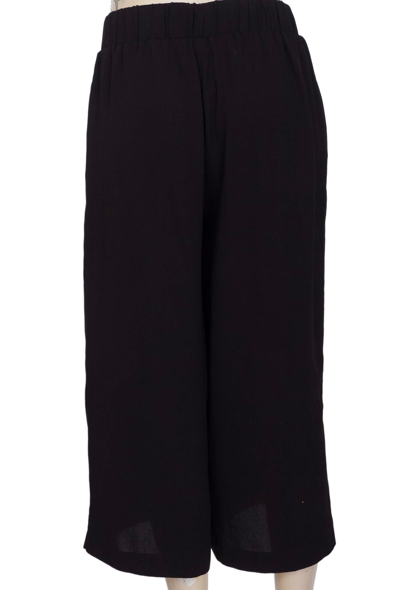 Pantalones color Negro - Stradivarius