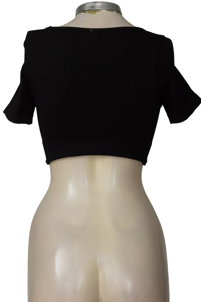Top / Camiseta color Negro - Closeando