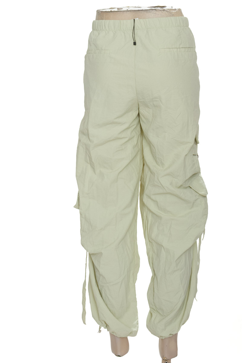 Pantalones color Verde - Zara