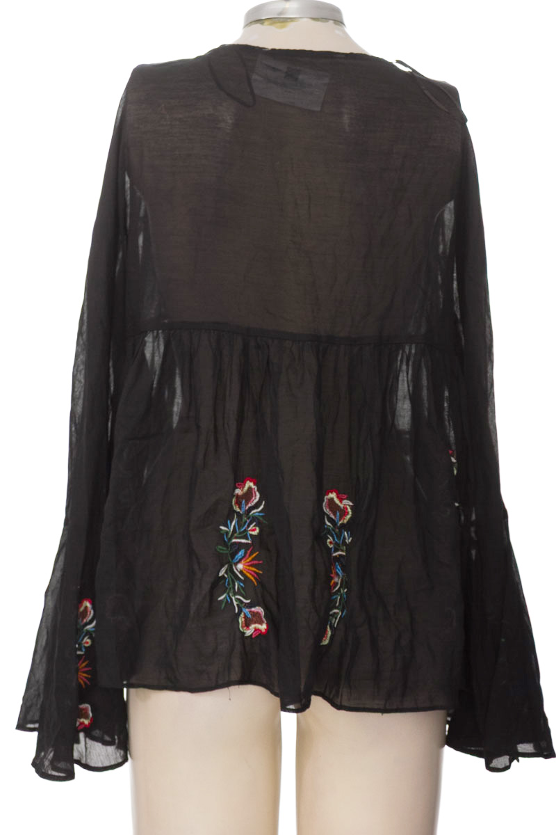 Blusa color Negro - Closeando
