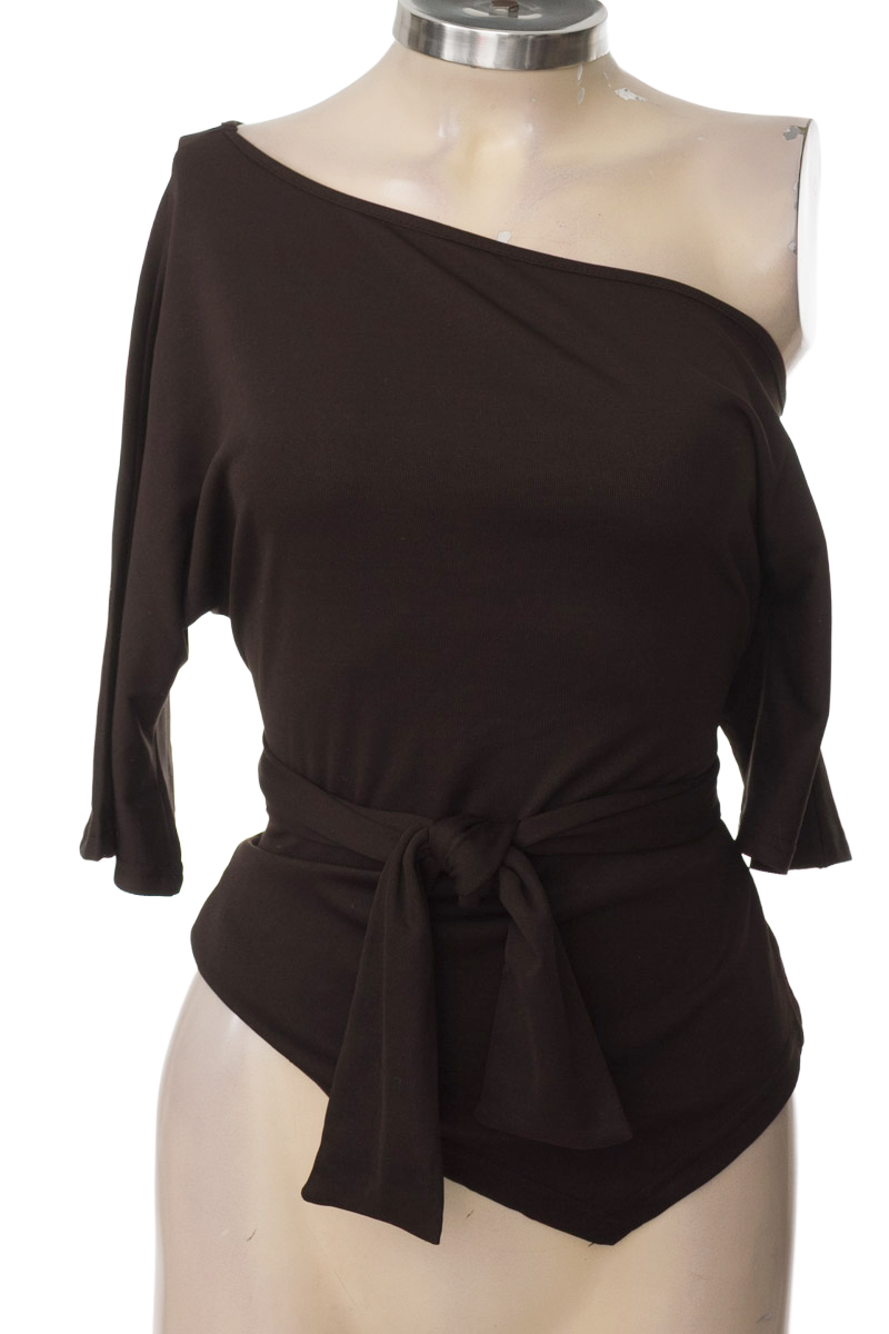 Top / Camiseta color Negro - Closeando