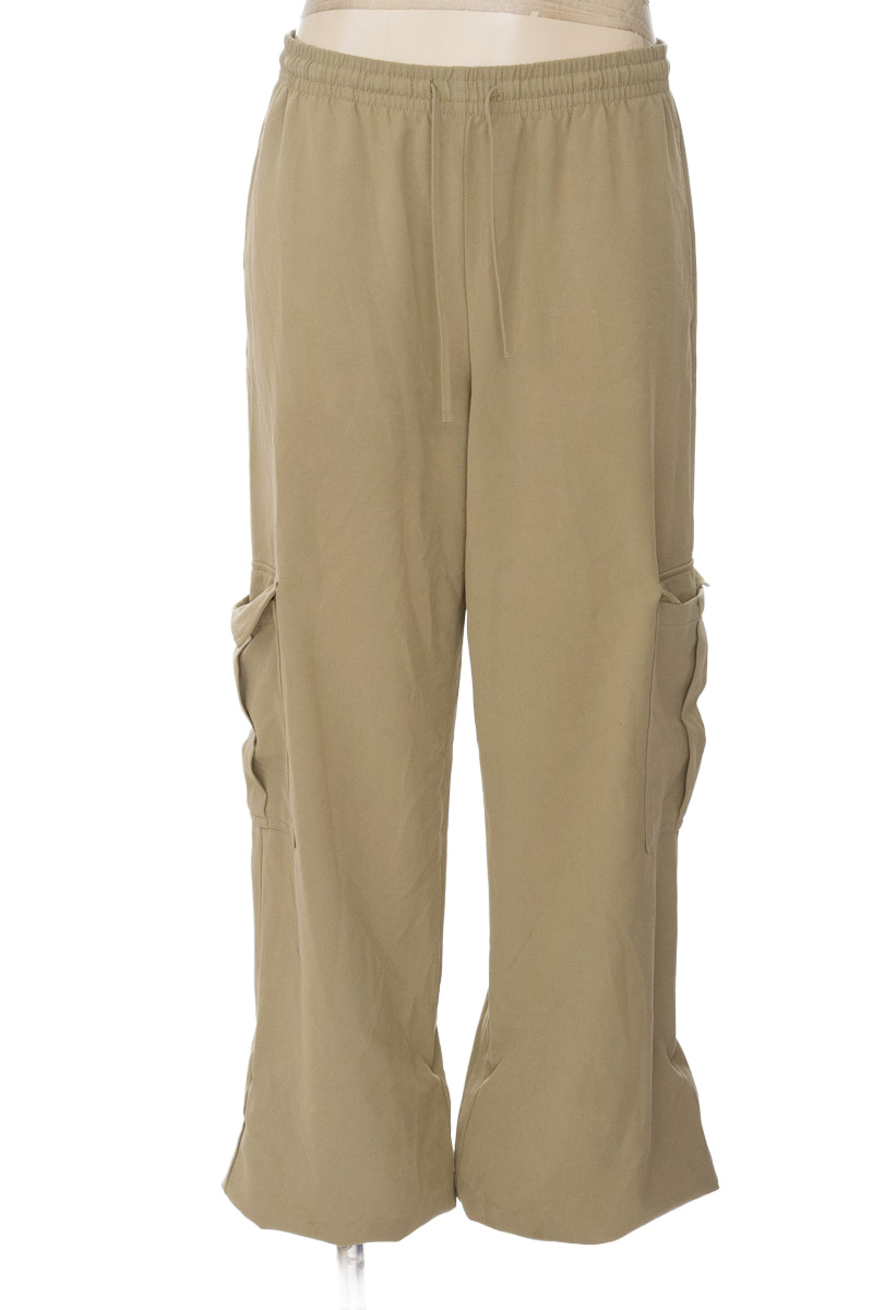 Pantalones color Verde - Stradivarius