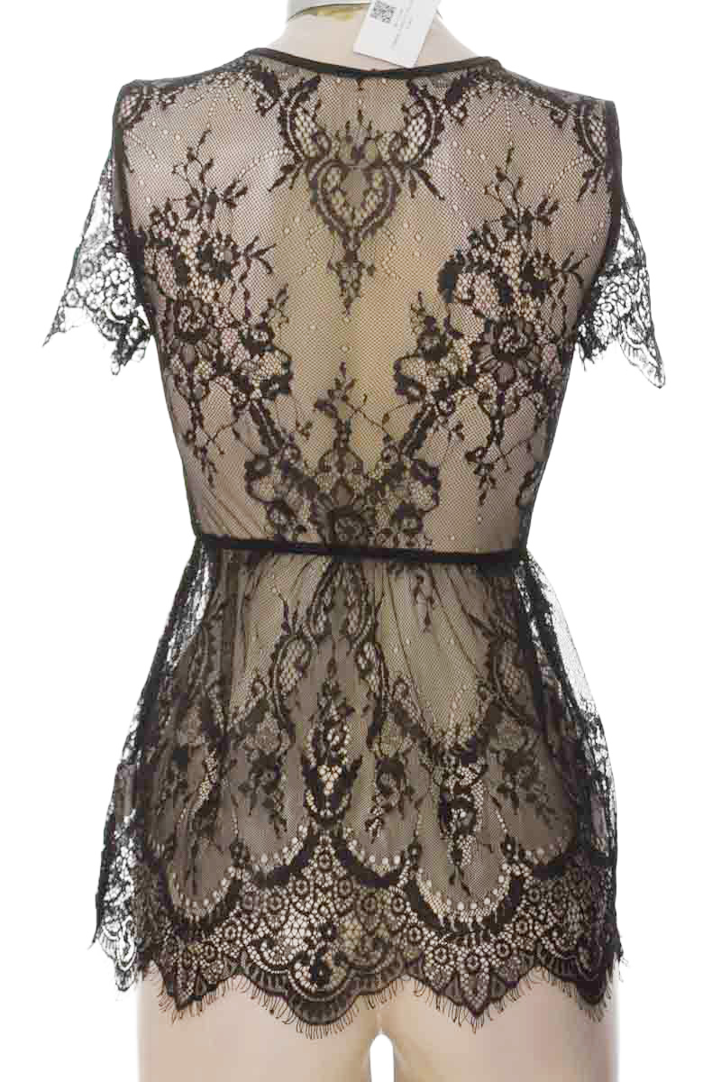 Top / Camiseta color Negro - Closeando