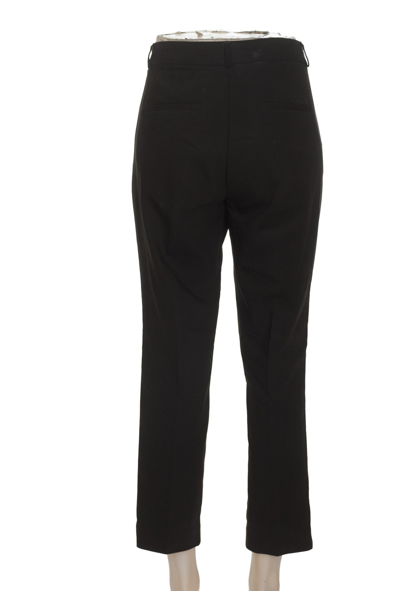 Pantalones color Negro - Stradivarius