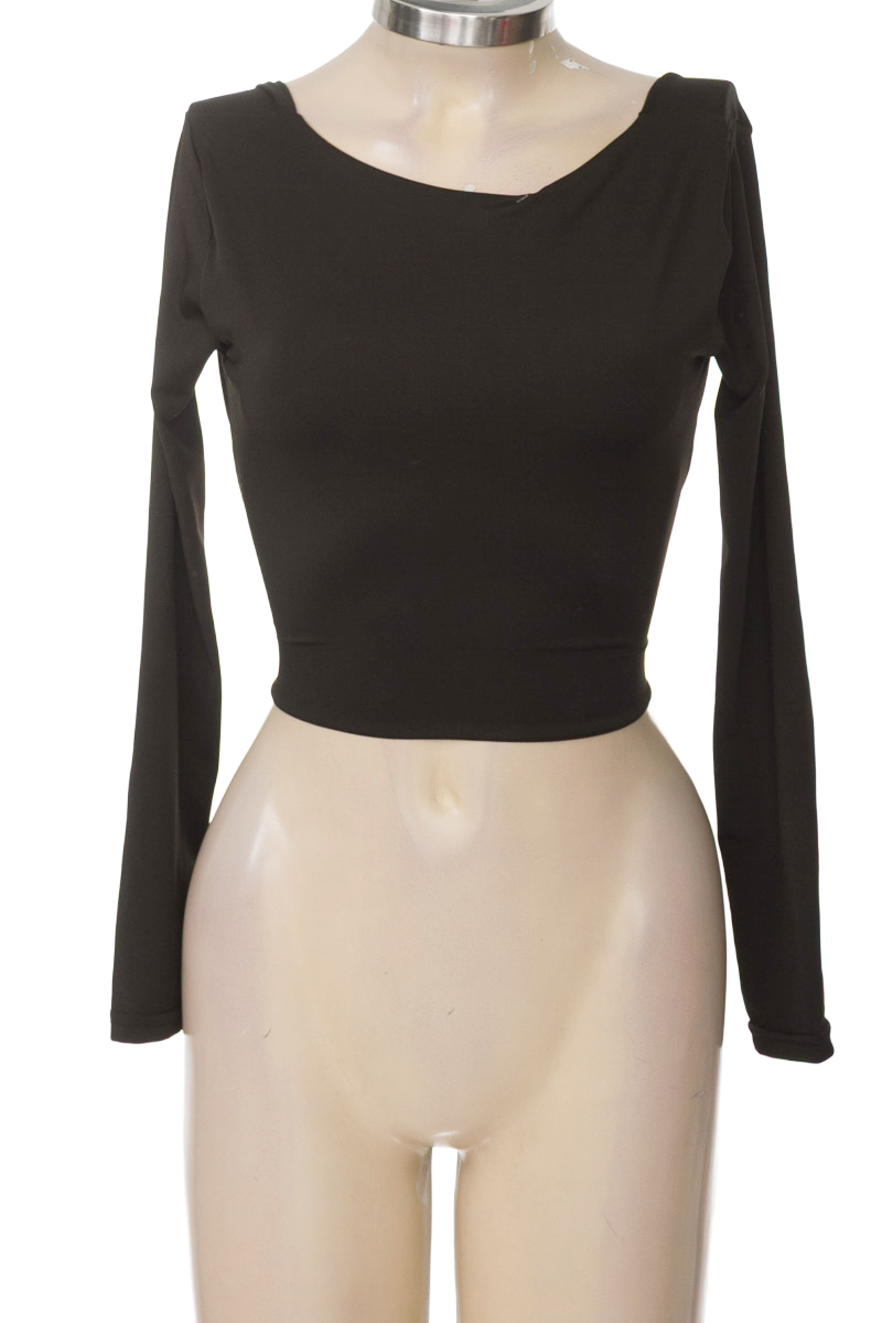 Top / Camiseta color Negro - Closeando