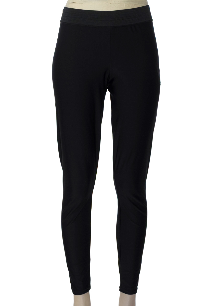 Ropa Deportiva / Salida de Baño color Negro - Closeando