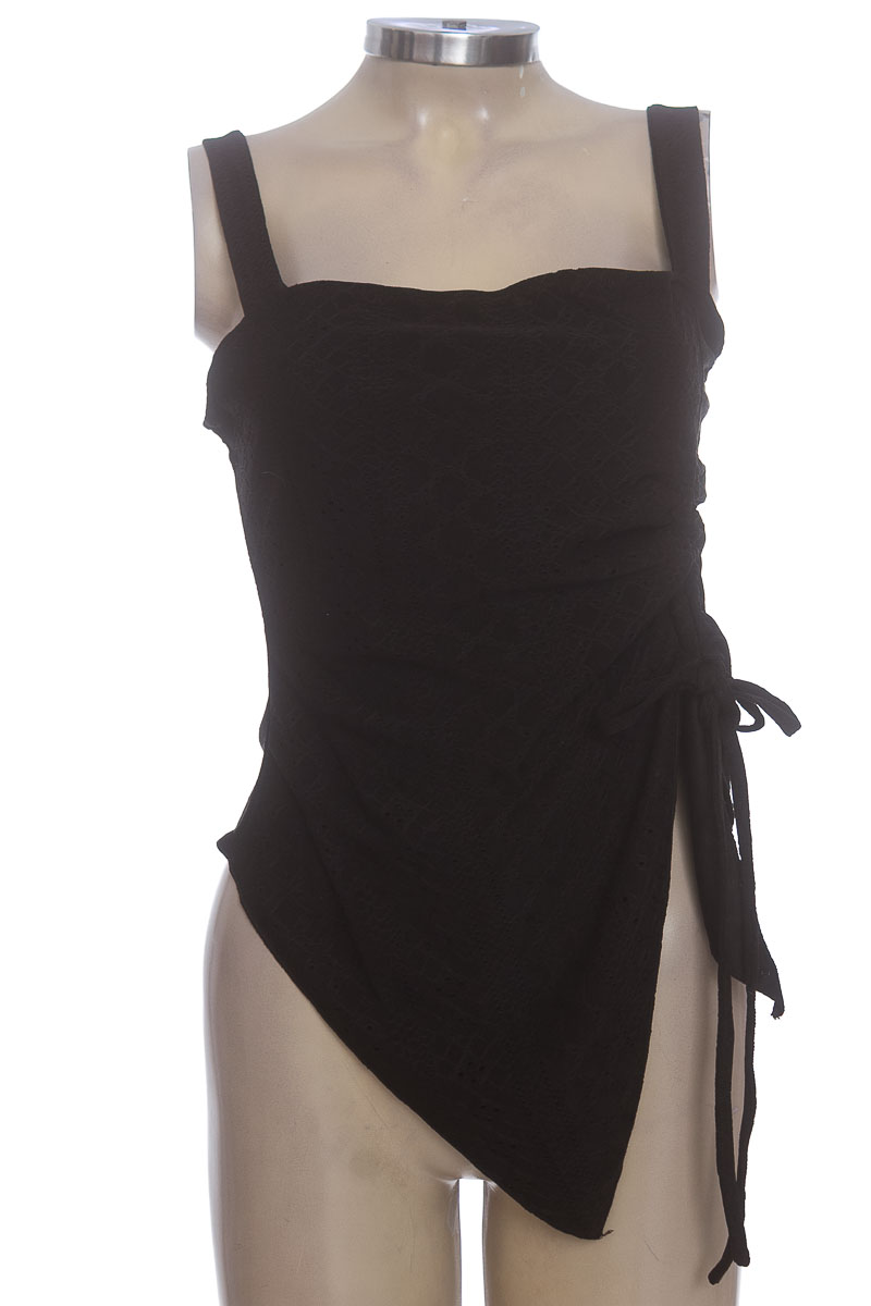 Top / Camiseta color Negro - Closeando
