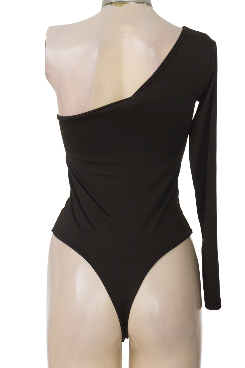 Top / Camiseta color Negro - Closeando