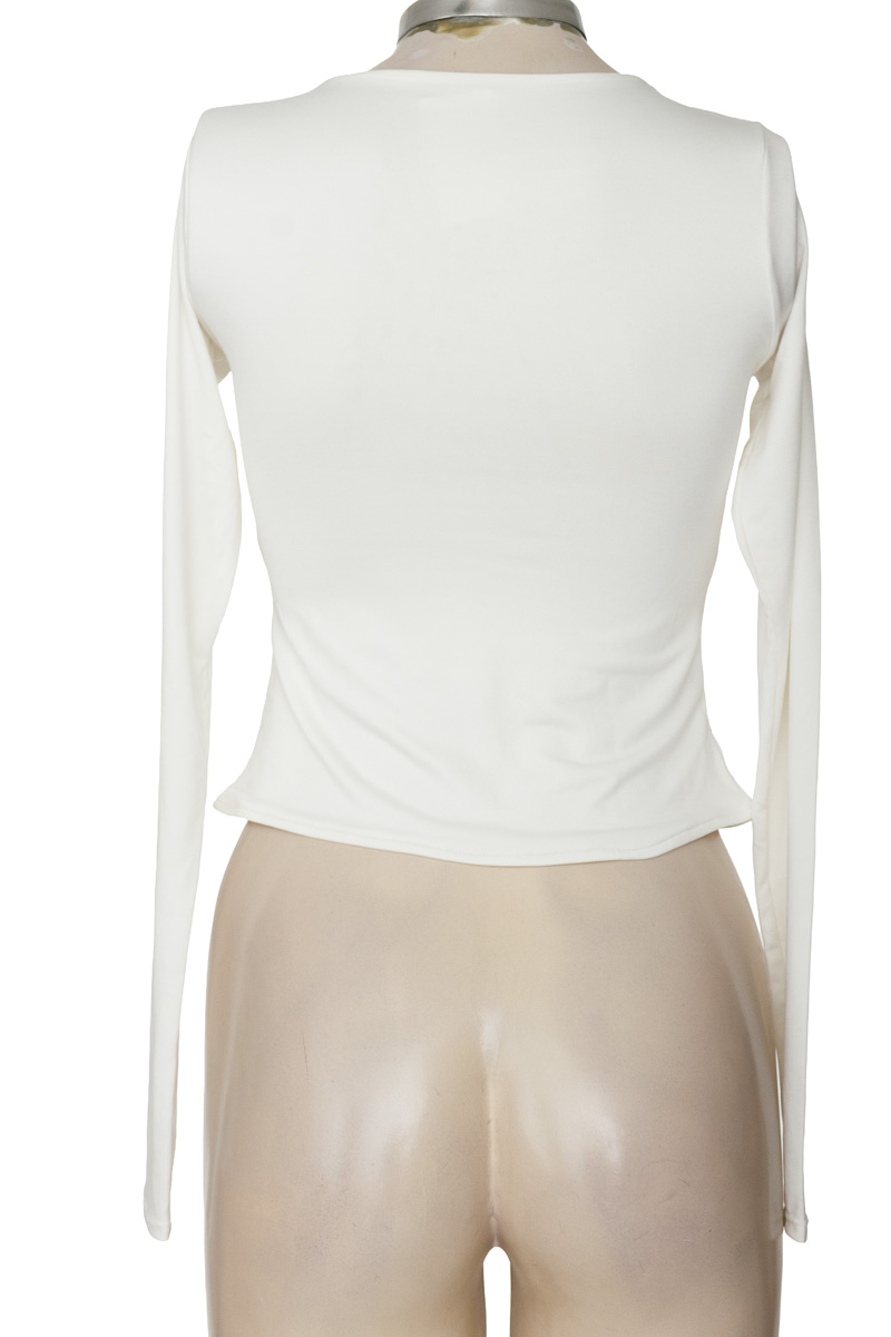 Top / Camiseta color Negro - Closeando