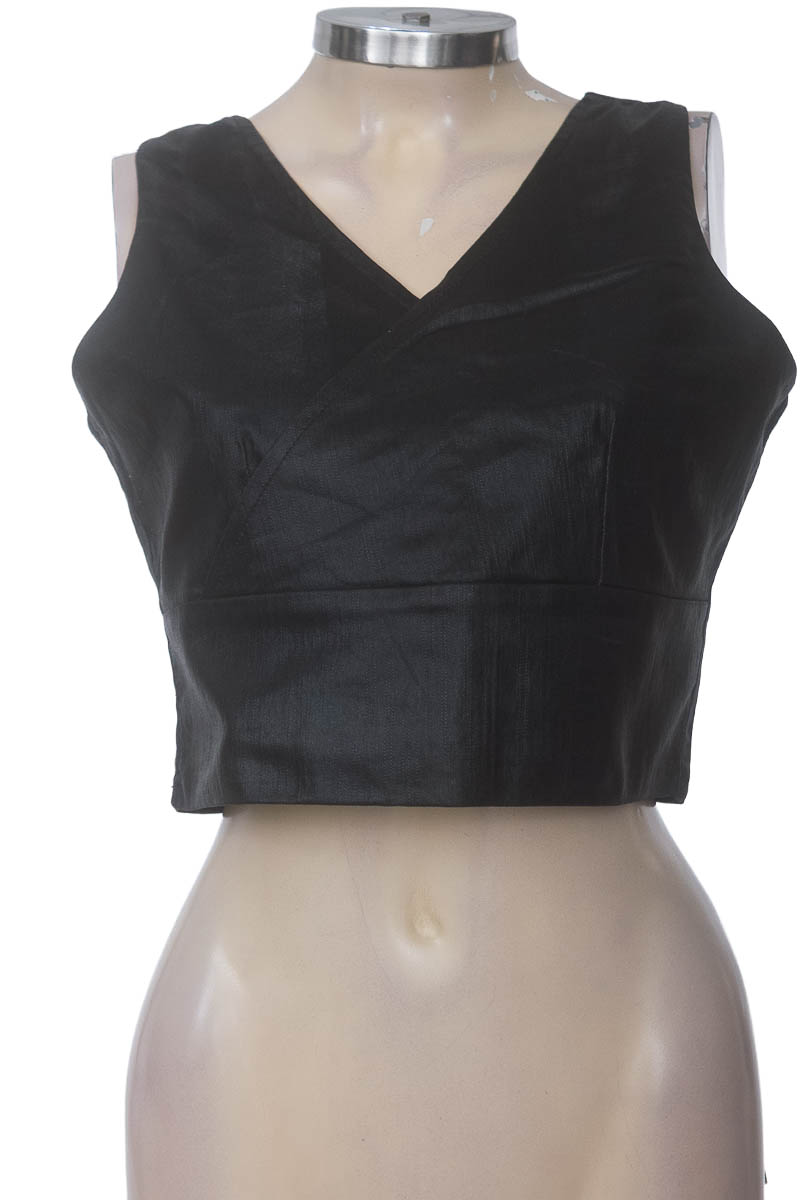 Top / Camiseta color Negro - Closeando