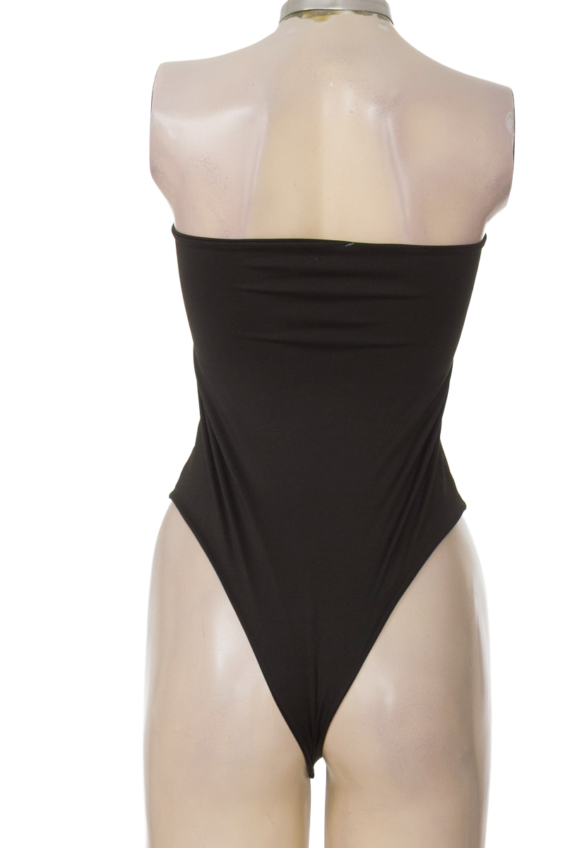 Top / Camiseta color Negro - Closeando