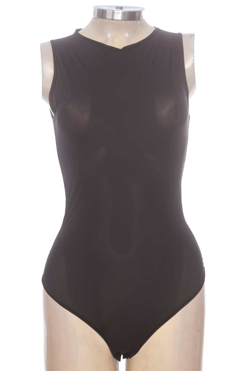 Top / Camiseta color Negro - Closeando