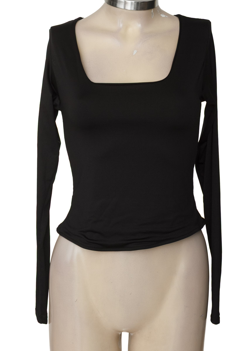 Top / Camiseta color Negro - Closeando