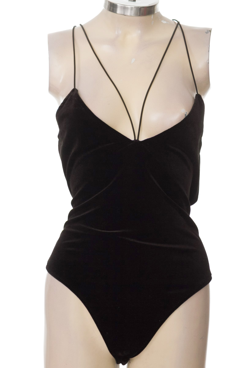 Top / Camiseta color Negro - TOBI