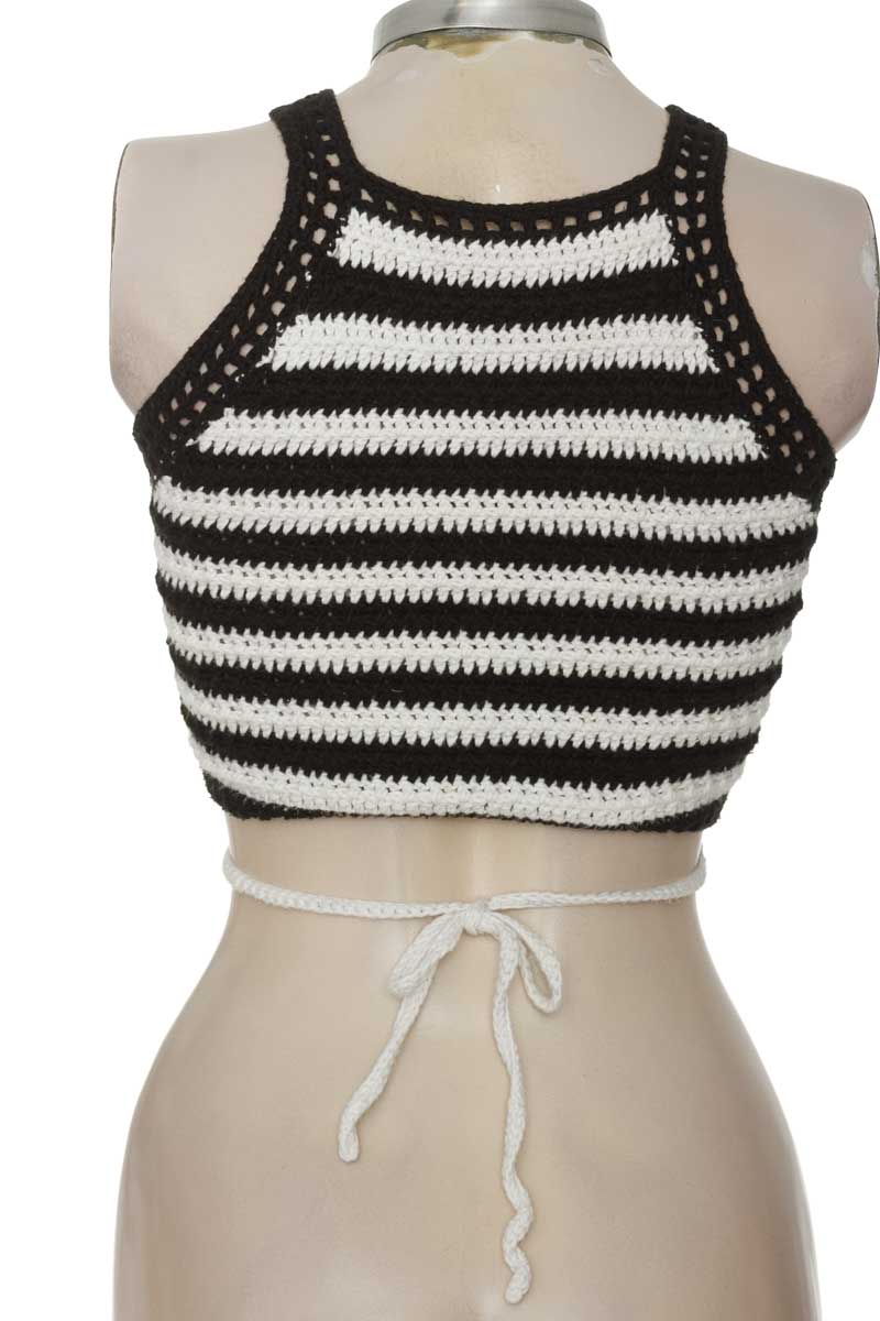 Top / Camiseta color Negro - Closeando