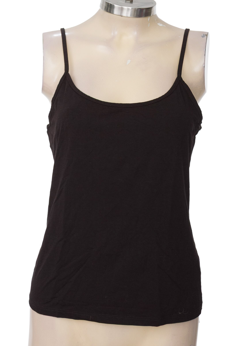Top / Camiseta color Negro - Closeando