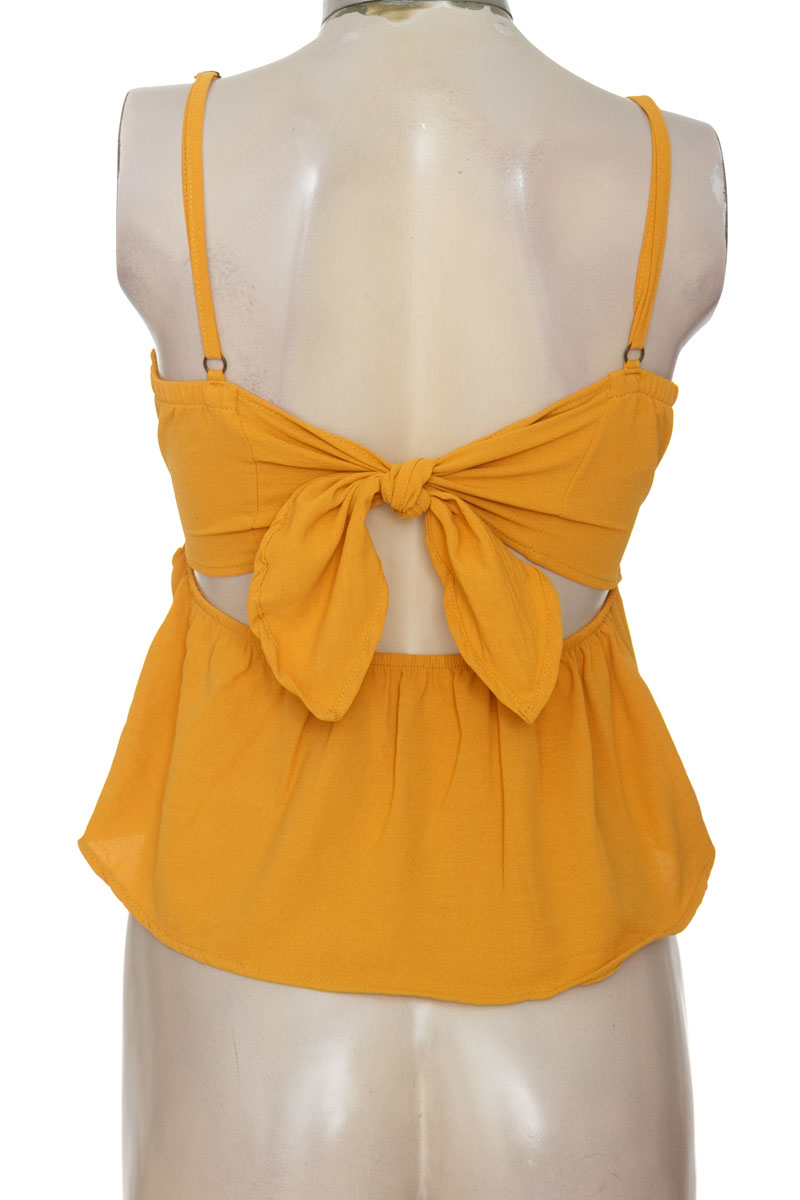 Top / Camiseta color Mostaza - Stylo Femenino