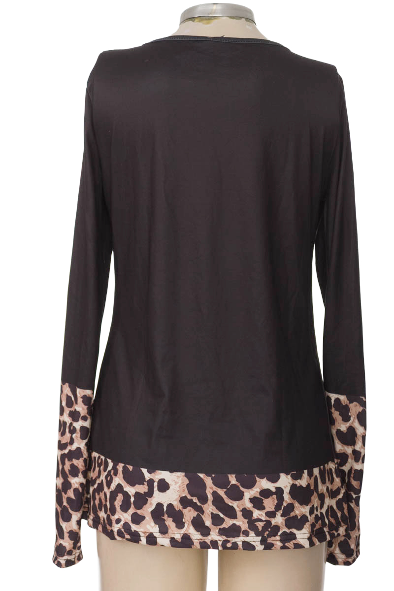 Top / Camiseta color Negro - Closeando