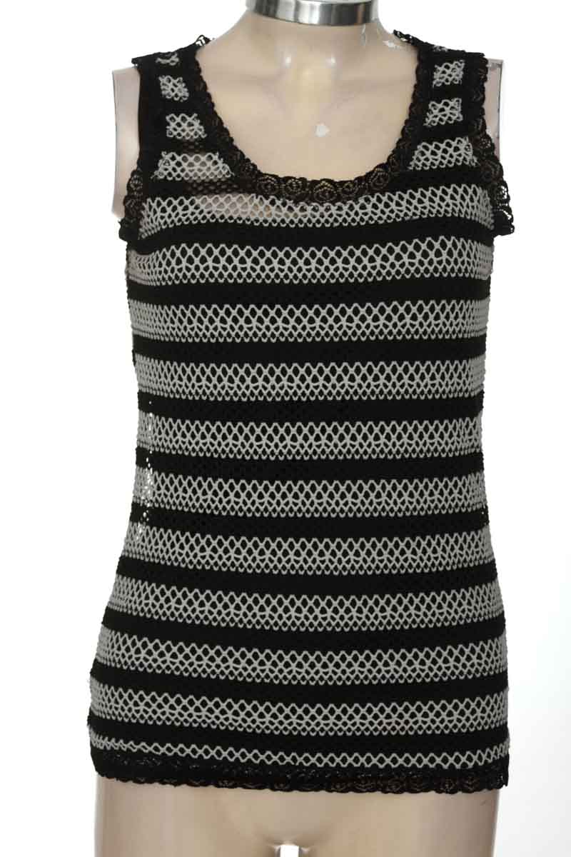Top / Camiseta color Negro - Suzy Shier