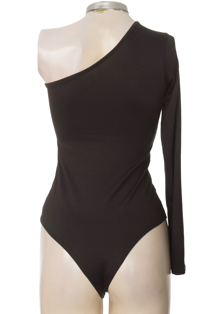 Top / Camiseta color Negro - Closeando