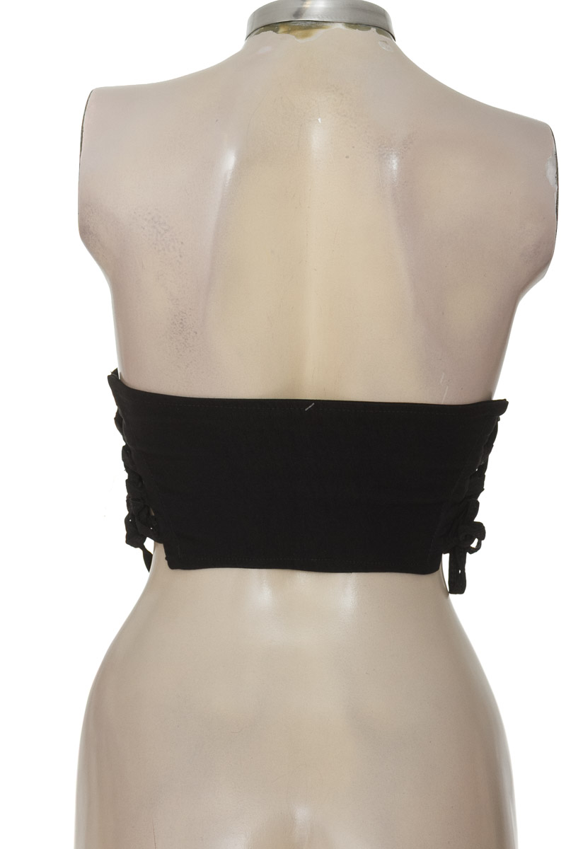 Top / Camiseta color Negro - Closeando