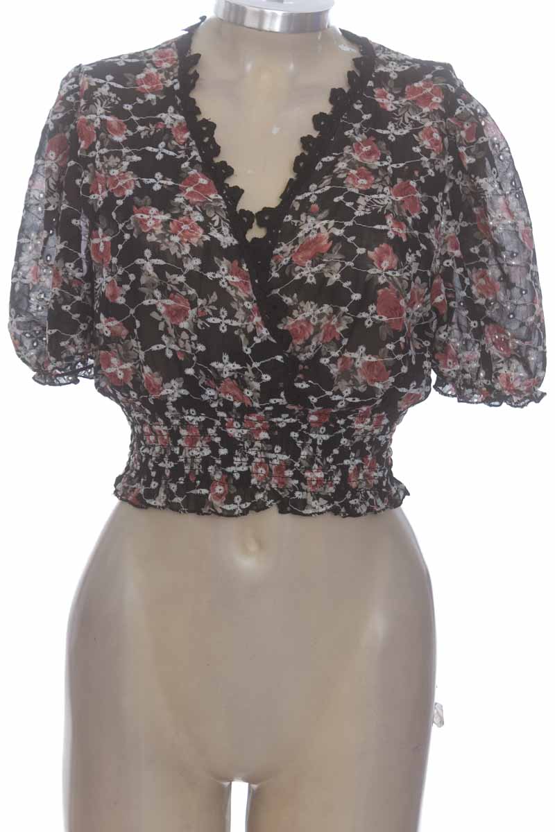 Top / Camiseta color Negro - Sol Rojo