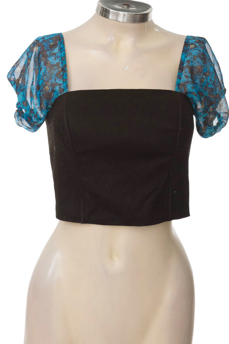 Top / Camiseta color Negro - Closeando