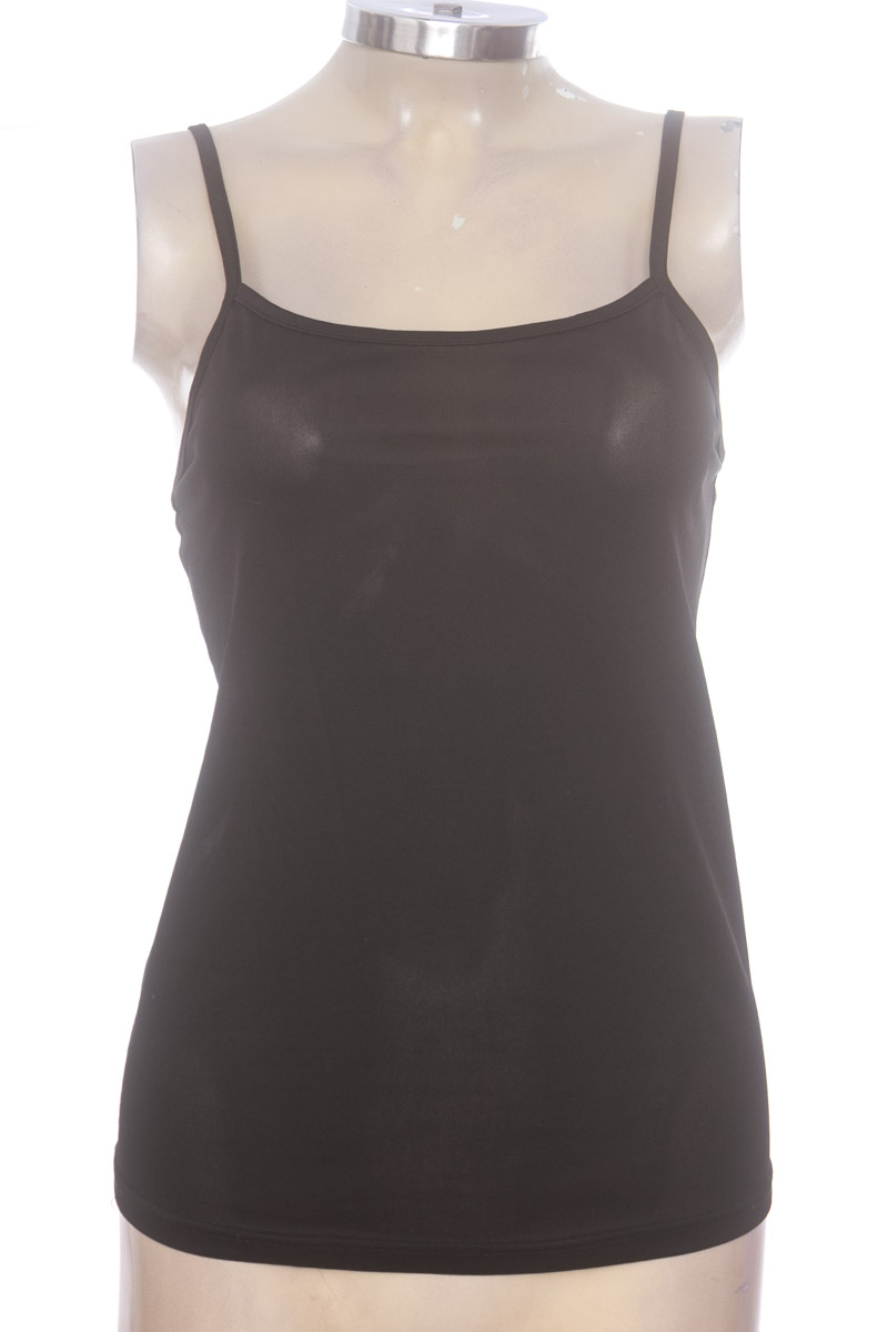 Top / Camiseta color Negro - Closeando