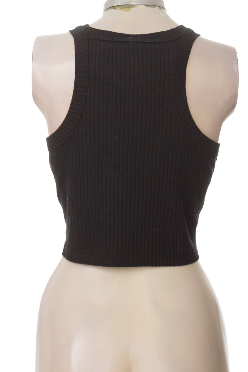 Top / Camiseta color Negro - Closeando