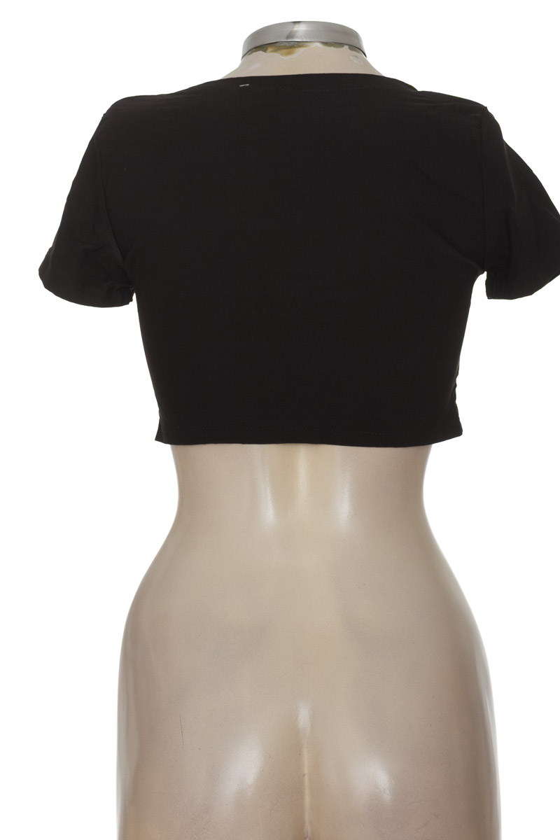 Top / Camiseta color Negro - Closeando