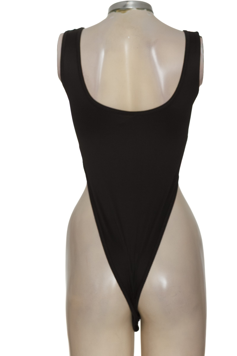 Top / Camiseta color Negro - Closeando