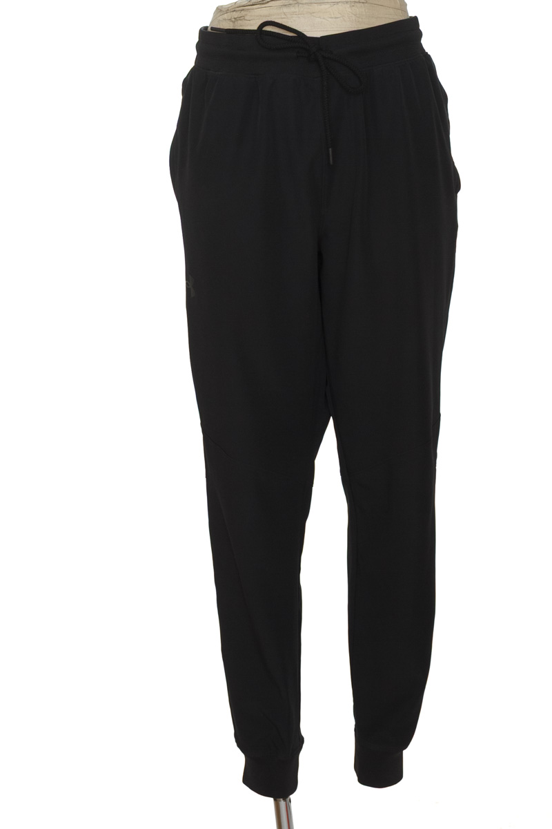 Ropa Deportiva / Salida de Baño color Negro - Under Armour