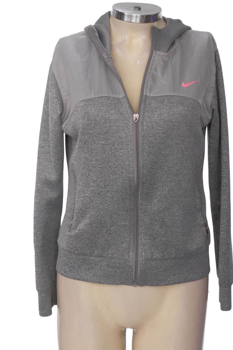 Ropa Deportiva / Salida de Baño color Gris - Closeando