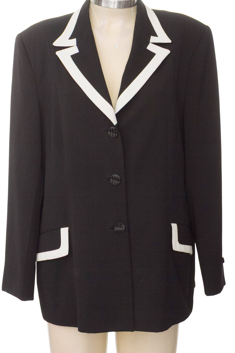 Chaqueta / Abrigo color Negro - Closeando